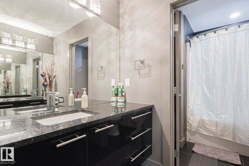 1116 Hainstock Green Green, Edmonton, AB - Indoor Photo Showing Bathroom