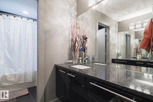 1116 Hainstock Green Green, Edmonton, AB - Indoor Photo Showing Bathroom