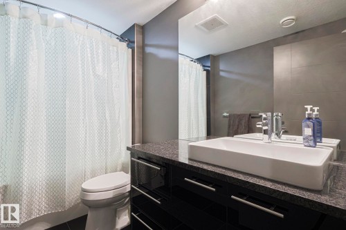 1116 Hainstock Green Green, Edmonton, AB - Indoor Photo Showing Bathroom