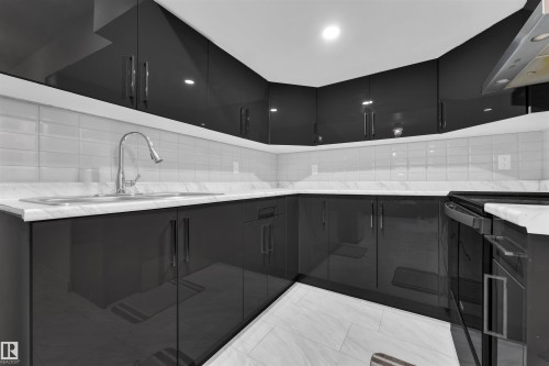 252 39 Avenue, Edmonton, AB - Indoor Photo Showing Kitchen