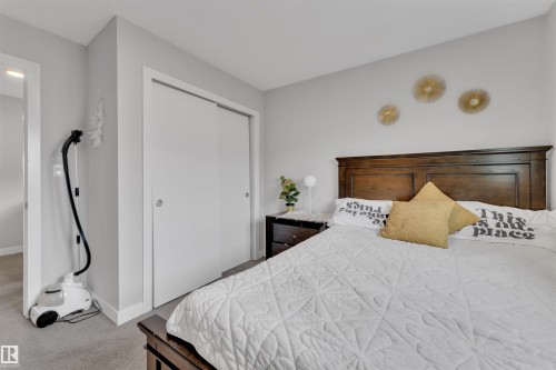 252 39 Avenue, Edmonton, AB - Indoor Photo Showing Bedroom