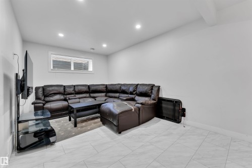 252 39 Avenue, Edmonton, AB - Indoor