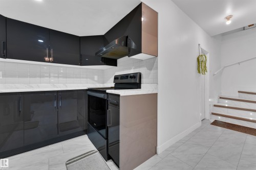 252 39 Avenue, Edmonton, AB - Indoor Photo Showing Kitchen