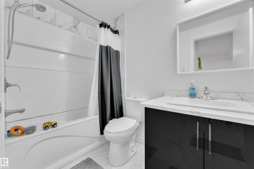 252 39 Avenue, Edmonton, AB - Indoor Photo Showing Bathroom
