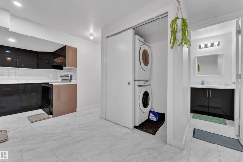 252 39 Avenue, Edmonton, AB - Indoor Photo Showing Laundry Room