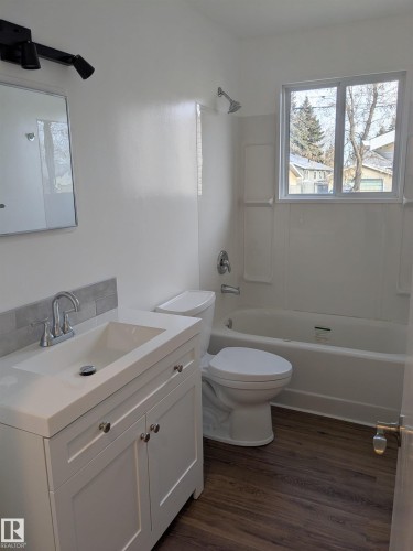 13636 135A Avenue, Edmonton, AB - Indoor Photo Showing Bathroom