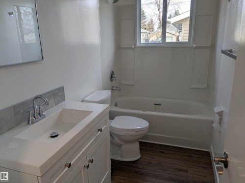 13636 135A Avenue, Edmonton, AB - Indoor Photo Showing Bathroom