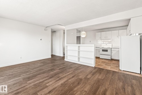 425 8604 Gateway Boulevard, Edmonton, AB - Indoor Photo Showing Kitchen