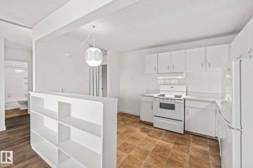 425 8604 Gateway Boulevard, Edmonton, AB - Indoor Photo Showing Kitchen