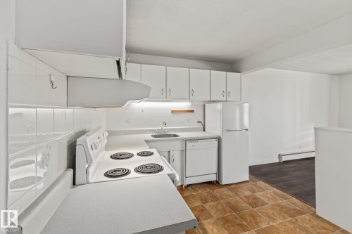 425 8604 Gateway Boulevard, Edmonton, AB - Indoor Photo Showing Kitchen