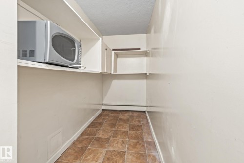 425 8604 Gateway Boulevard, Edmonton, AB - Indoor With Storage