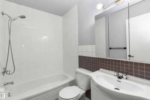 18 Willowdale Place, Edmonton, AB - Indoor Photo Showing Bathroom