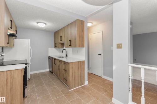 18 Willowdale Place, Edmonton, AB - Indoor Photo Showing Kitchen