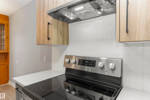 18 Willowdale Place, Edmonton, AB - Indoor Photo Showing Kitchen