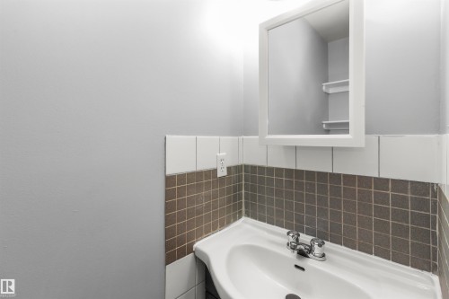 18 Willowdale Place, Edmonton, AB - Indoor Photo Showing Bathroom
