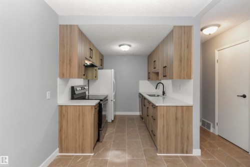 18 Willowdale Place, Edmonton, AB - Indoor Photo Showing Kitchen