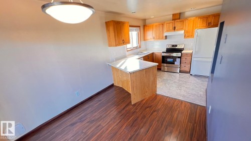 17324 92 Avenue, Edmonton, AB - Indoor Photo Showing Kitchen