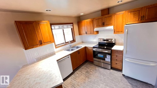 17324 92 Avenue, Edmonton, AB - Indoor Photo Showing Kitchen With Double Sink