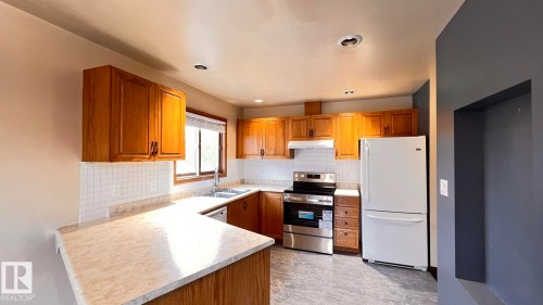 17324 92 Avenue, Edmonton, AB - Indoor Photo Showing Kitchen With Double Sink