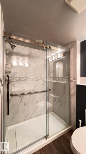 17324 92 Avenue, Edmonton, AB - Indoor Photo Showing Bathroom