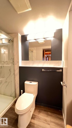 17324 92 Avenue, Edmonton, AB - Indoor Photo Showing Bathroom