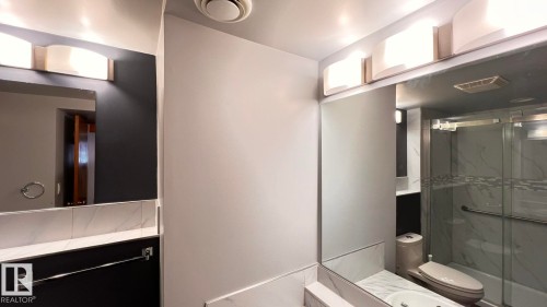 17324 92 Avenue, Edmonton, AB - Indoor Photo Showing Bathroom
