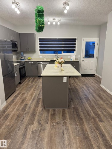 7 Emerald Way E, Spruce Grove, AB - Indoor Photo Showing Kitchen With Upgraded Kitchen