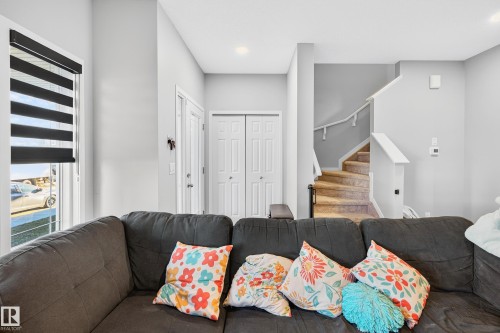 7 Emerald Way E, Spruce Grove, AB - Indoor Photo Showing Living Room
