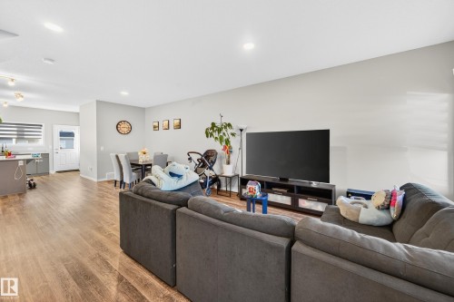 7 Emerald Way E, Spruce Grove, AB - Indoor Photo Showing Living Room