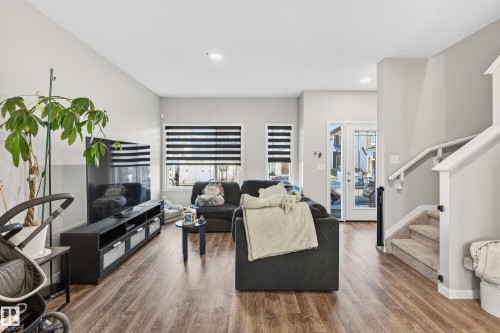 7 Emerald Way E, Spruce Grove, AB - Indoor Photo Showing Living Room