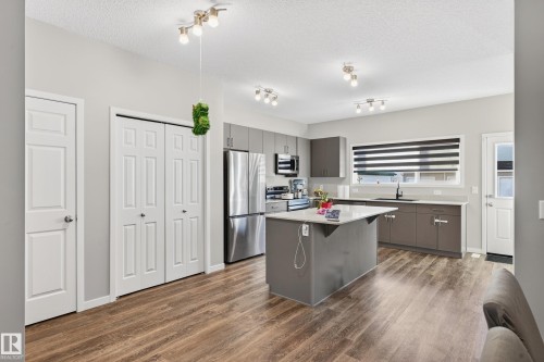 7 Emerald Way E, Spruce Grove, AB - Indoor Photo Showing Kitchen