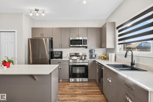 7 Emerald Way E, Spruce Grove, AB - Indoor Photo Showing Kitchen With Double Sink With Upgraded Kitchen