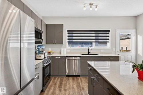 7 Emerald Way E, Spruce Grove, AB - Indoor Photo Showing Kitchen With Upgraded Kitchen