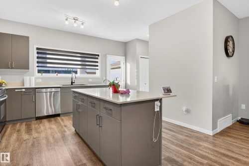7 Emerald Way E, Spruce Grove, AB - Indoor Photo Showing Kitchen With Upgraded Kitchen