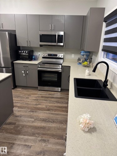 7 Emerald Way E, Spruce Grove, AB - Indoor Photo Showing Kitchen With Double Sink