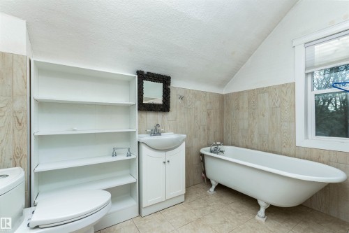 9213 101A Avenue, Edmonton, AB - Indoor Photo Showing Bathroom