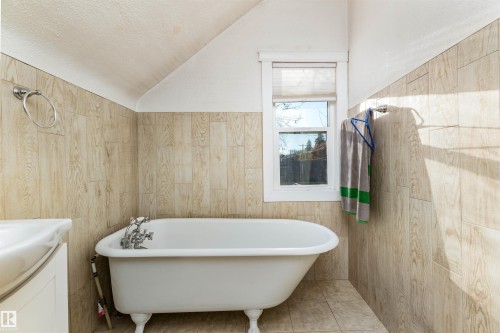 9213 101A Avenue, Edmonton, AB - Indoor Photo Showing Bathroom