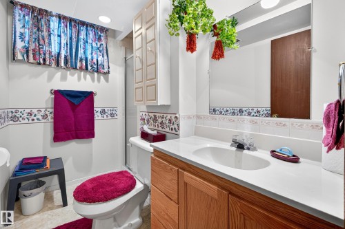 5607 97 Avenue, Edmonton, AB - Indoor Photo Showing Bathroom