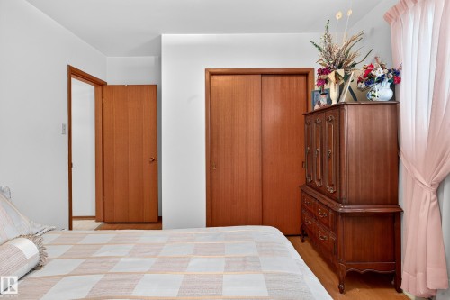5607 97 Avenue, Edmonton, AB - Indoor Photo Showing Bedroom