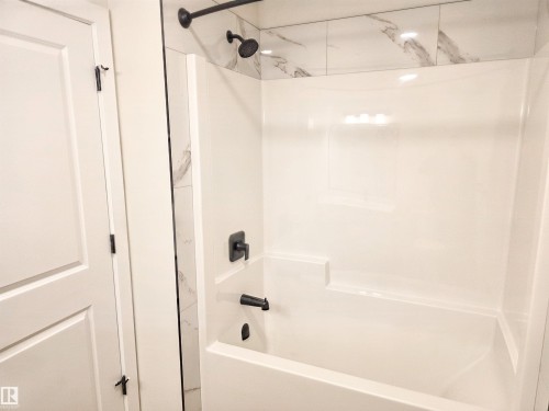 6 Elis Link, Spruce Grove, AB - Indoor Photo Showing Bathroom