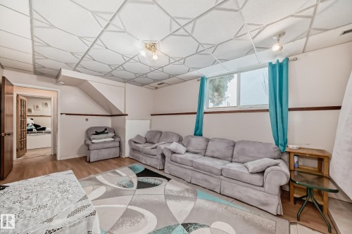 6807 Delwood Road, Edmonton, AB - Indoor Photo Showing Living Room