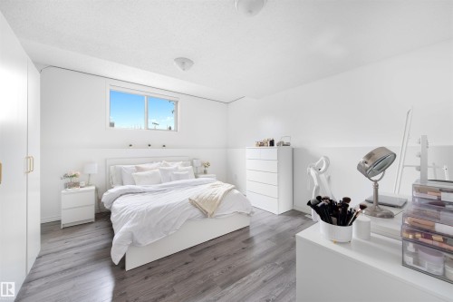 9920 184 Street, Edmonton, AB - Indoor Photo Showing Bedroom