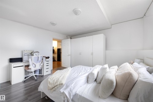 9920 184 Street, Edmonton, AB - Indoor Photo Showing Bedroom