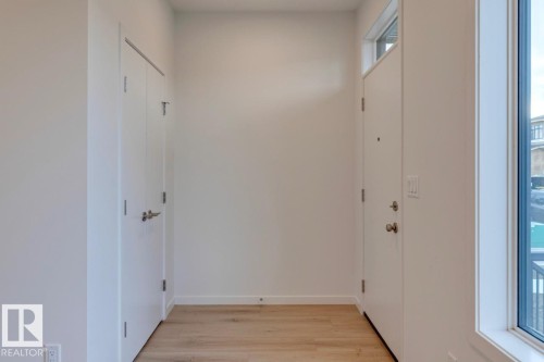 339 30 Street, Edmonton, AB - Indoor Photo Showing Other Room