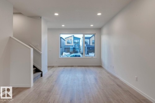 339 30 Street, Edmonton, AB - Indoor Photo Showing Other Room