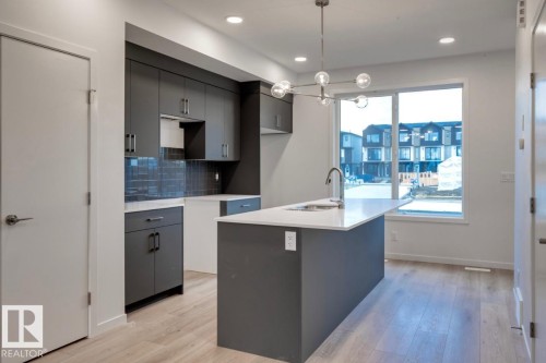 339 30 Street, Edmonton, AB - Indoor Photo Showing Kitchen