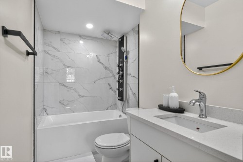 11155 37 Avenue, Edmonton, AB - Indoor Photo Showing Bathroom