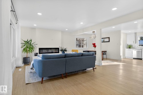 11155 37 Avenue, Edmonton, AB - Indoor Photo Showing Living Room