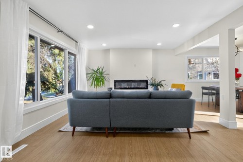 11155 37 Avenue, Edmonton, AB - Indoor Photo Showing Living Room