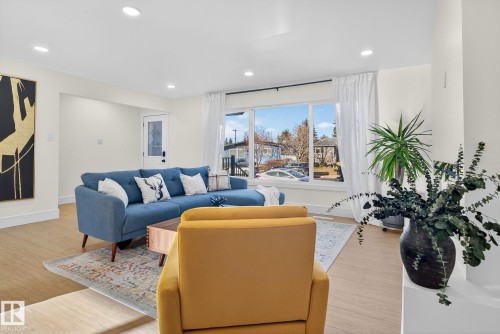 11155 37 Avenue, Edmonton, AB - Indoor Photo Showing Living Room